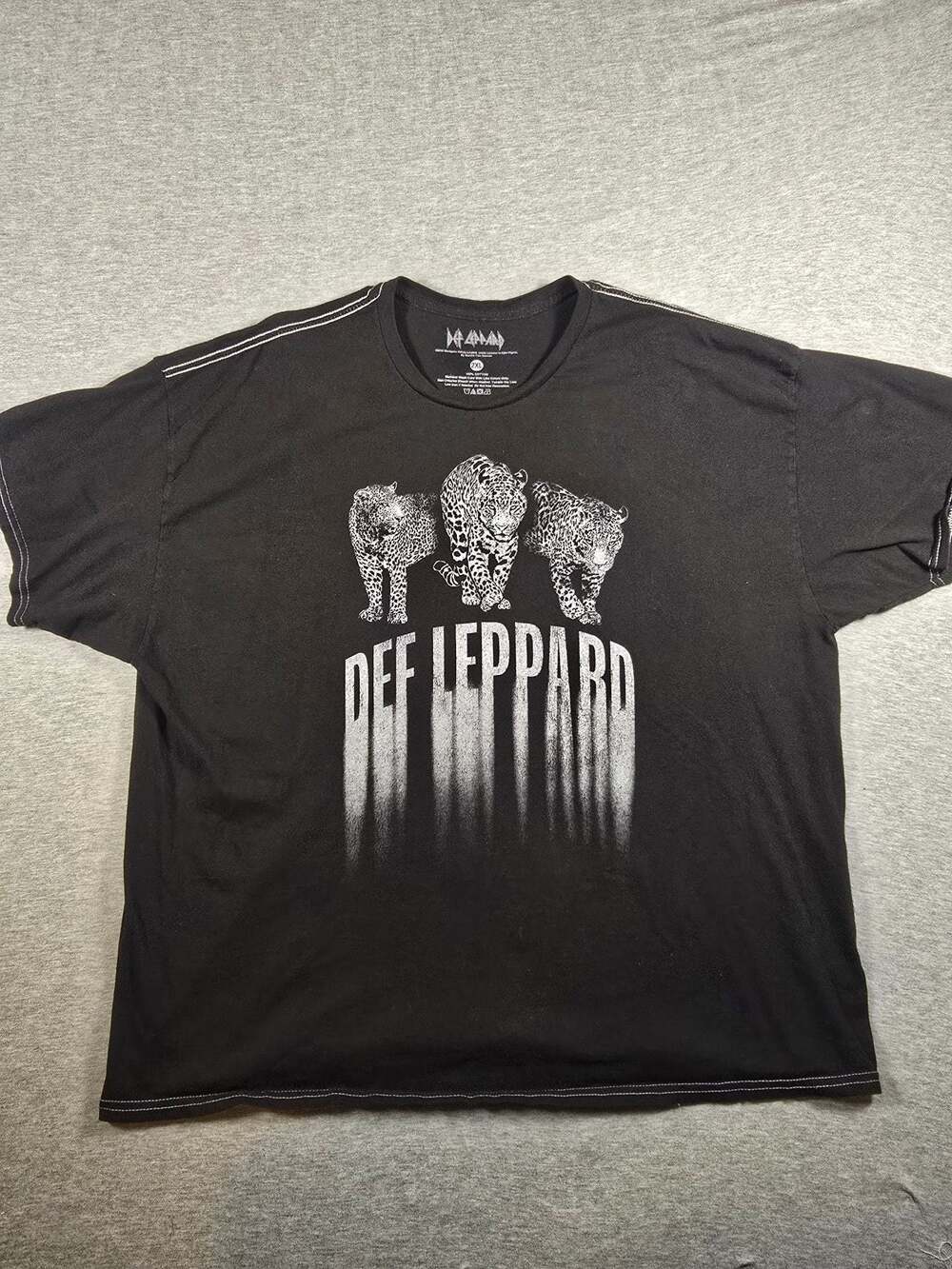 Def Leppard Three Leopards Graphic Print Black T-Shirt